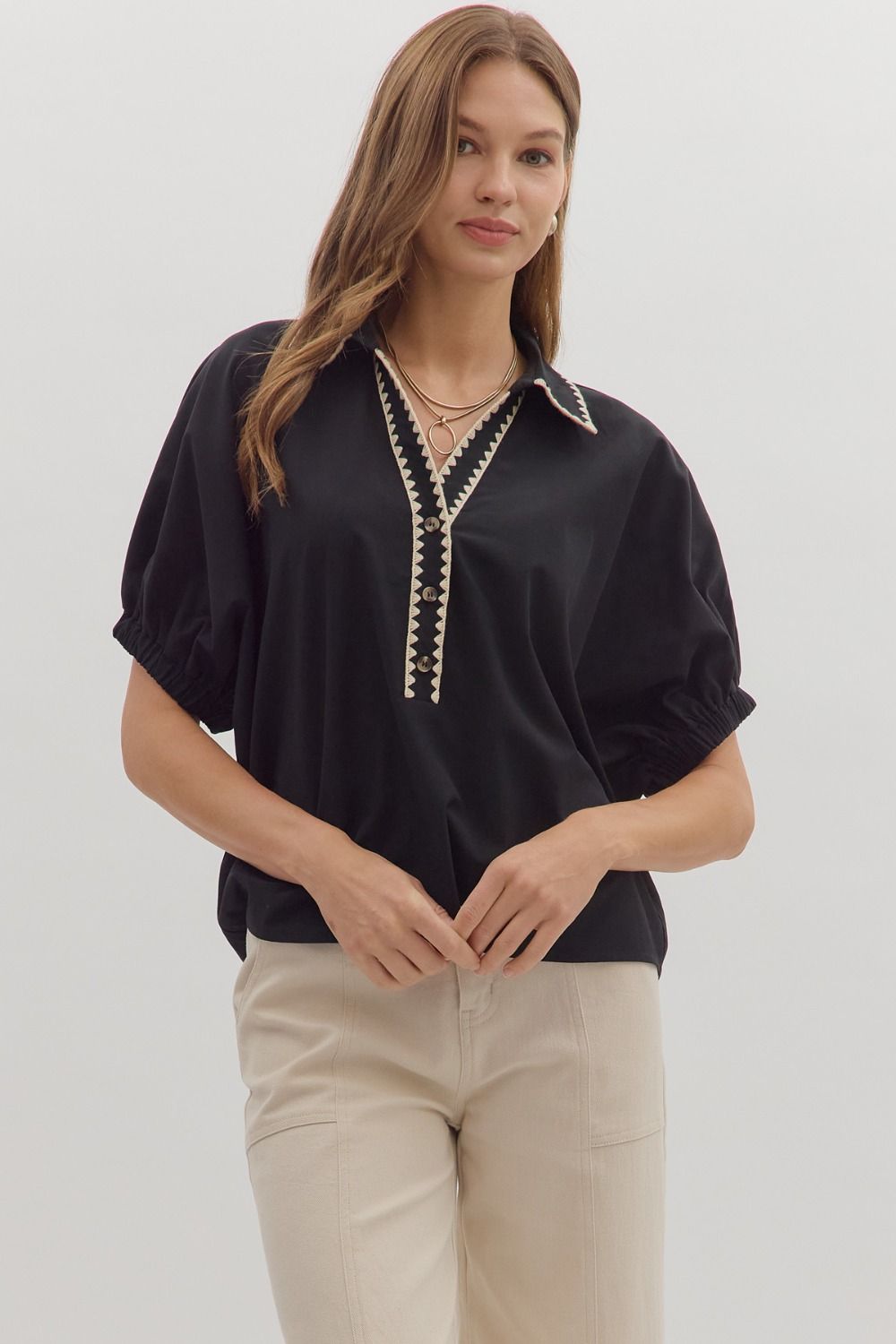 Solid short sleeve top featuring scallop accent trim