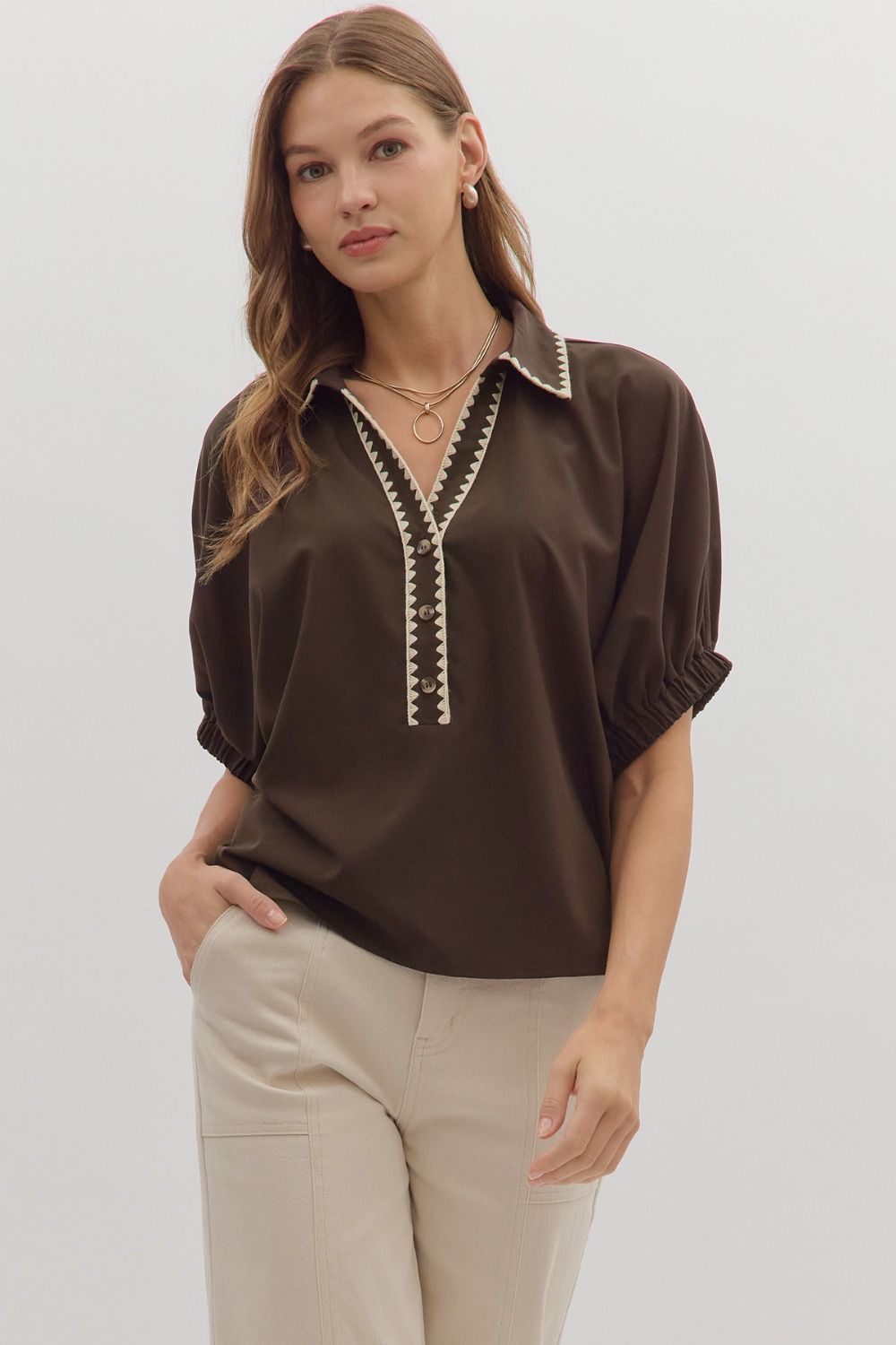 Solid short sleeve top featuring scallop accent trim