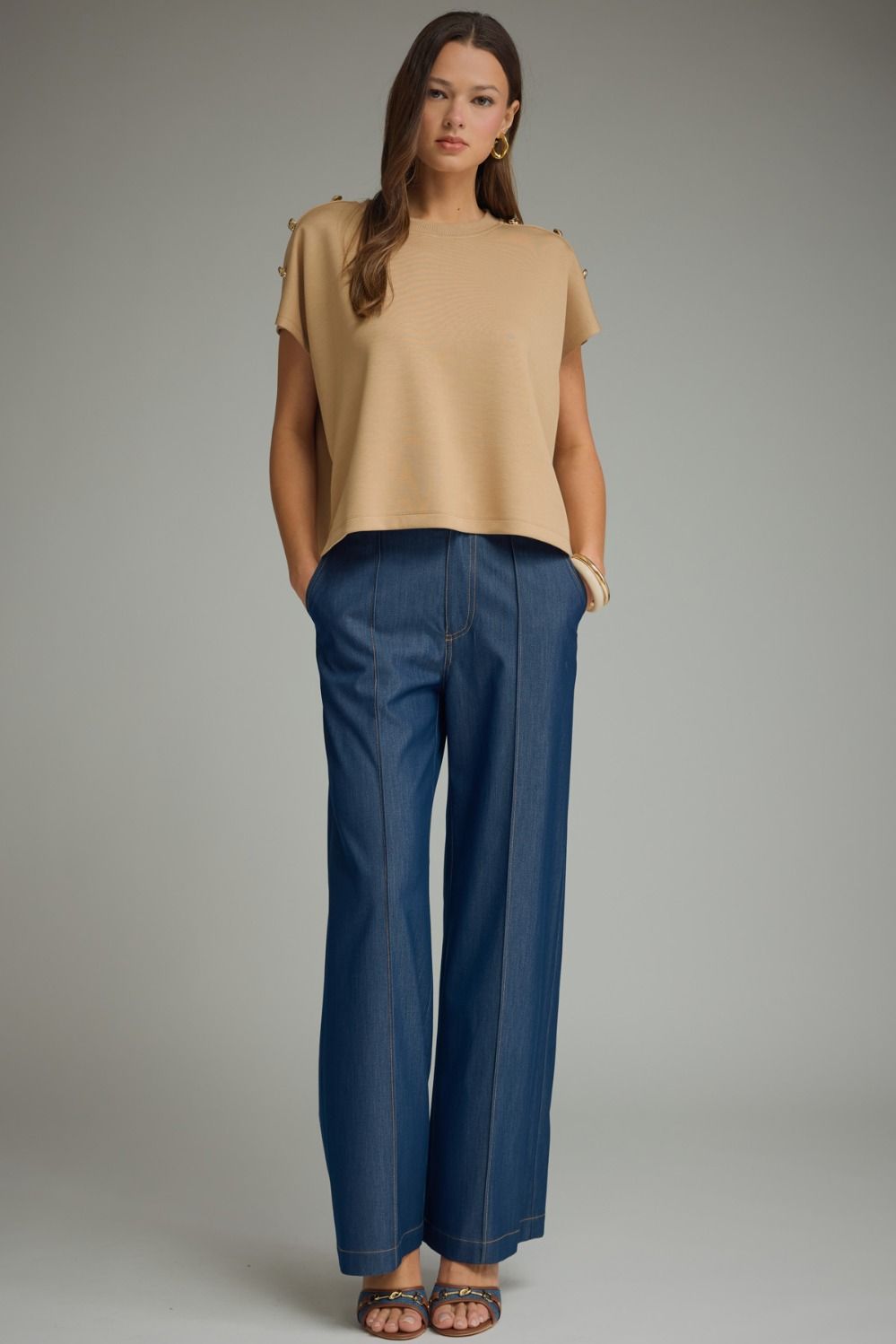 Solid round neck short sleeve knit top
