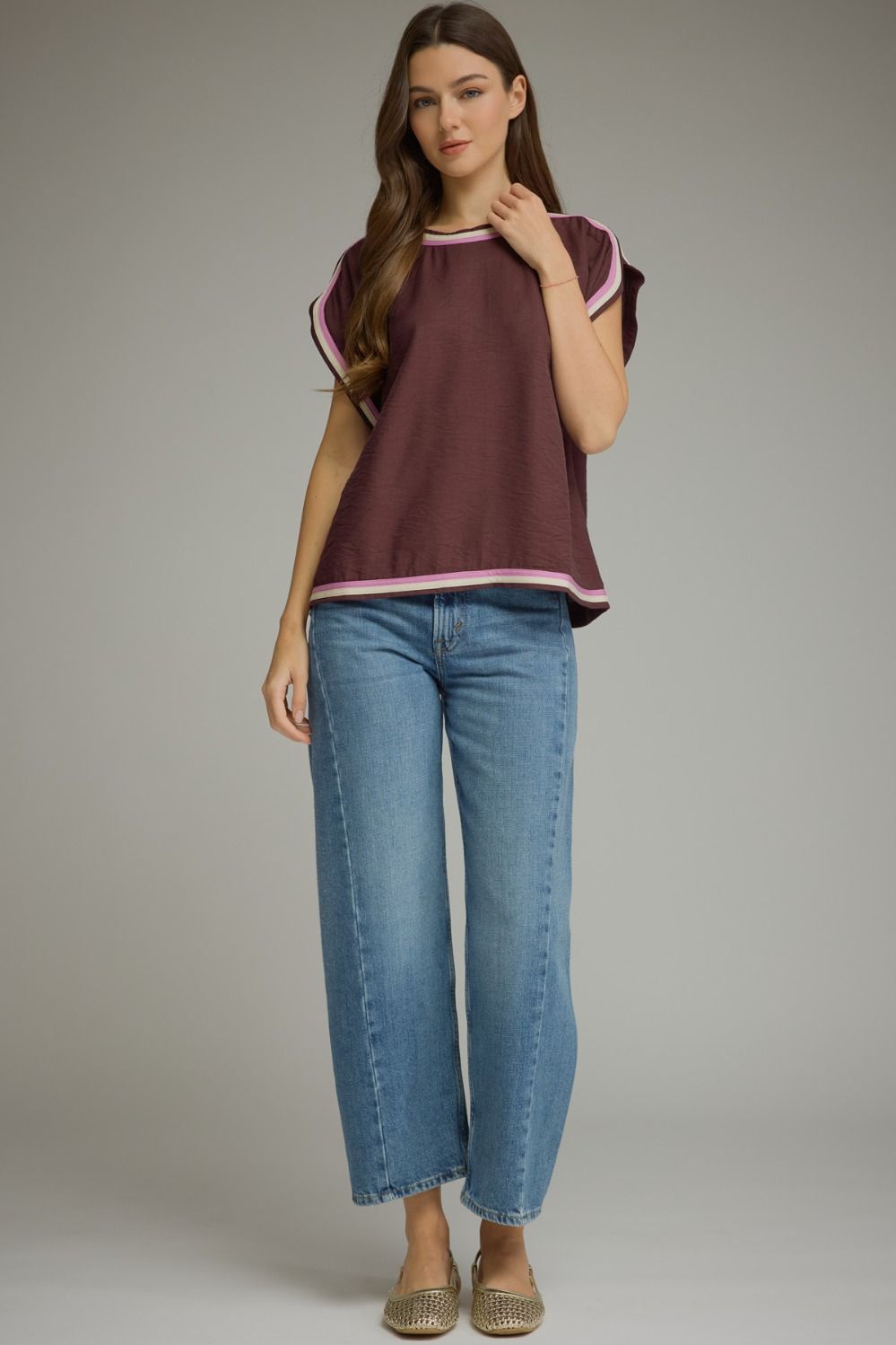 Solid round neck short sleeve top featuring multicolor contrast binding