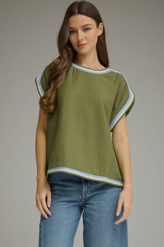 Solid round neck short sleeve top featuring multicolor contrast binding